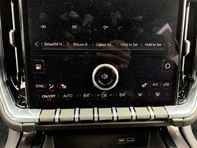 GMC Yukon Vehicle Full-screen Gallery Image 17