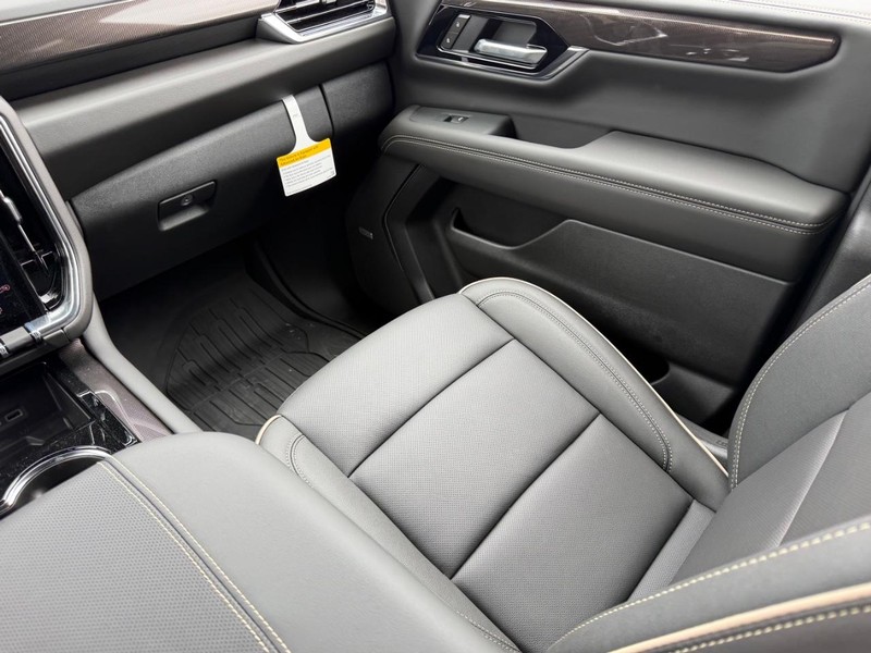 GMC Yukon Vehicle Full-screen Gallery Image 18