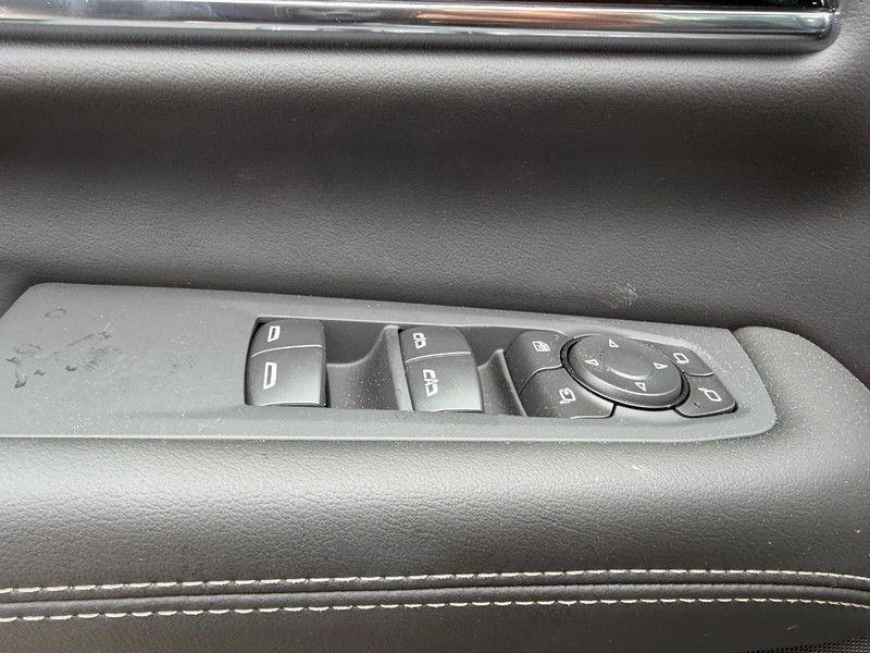 GMC Yukon Vehicle Full-screen Gallery Image 19