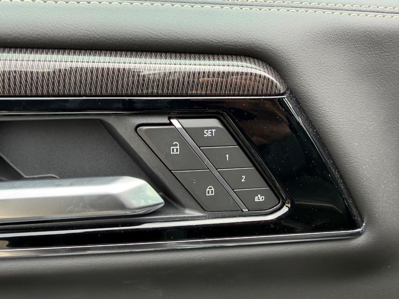 GMC Yukon Vehicle Full-screen Gallery Image 20