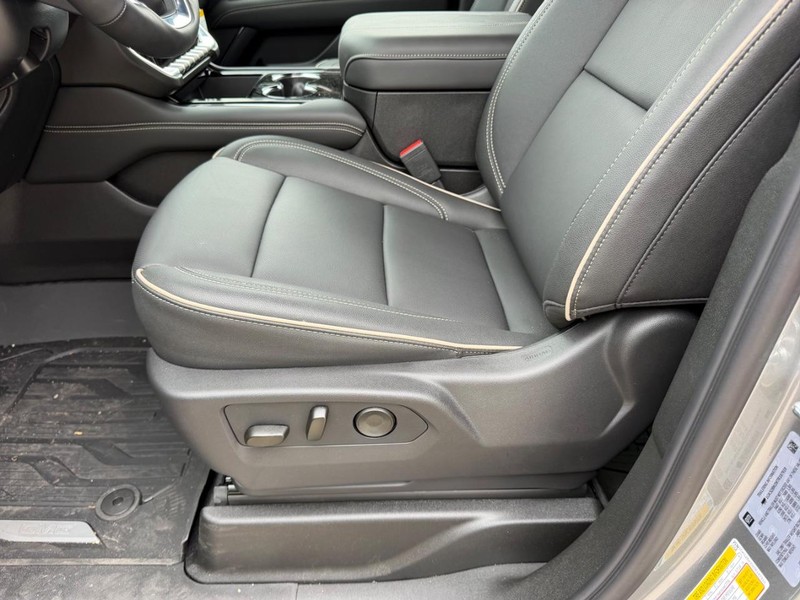 GMC Yukon Vehicle Full-screen Gallery Image 21