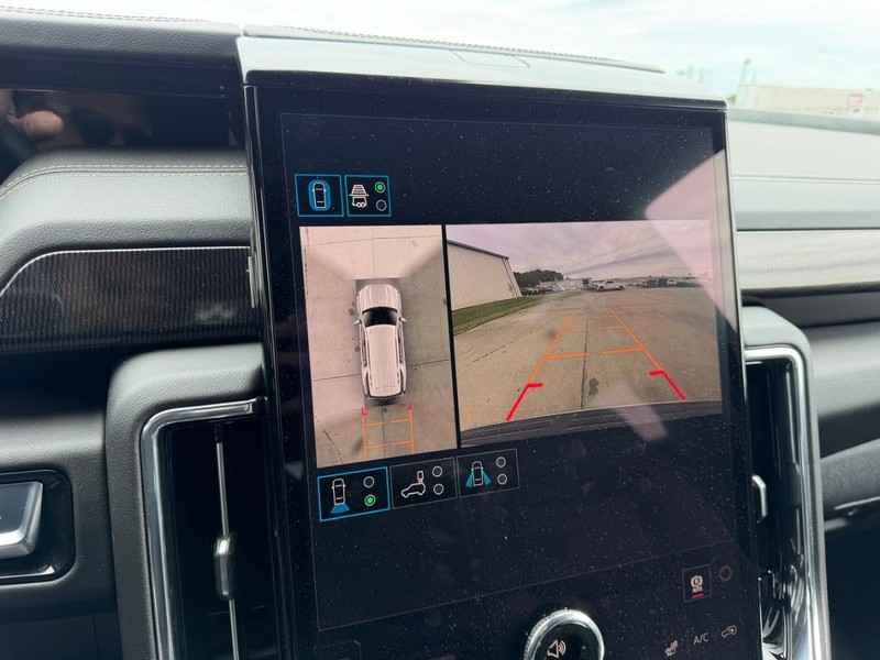 GMC Yukon Vehicle Full-screen Gallery Image 23