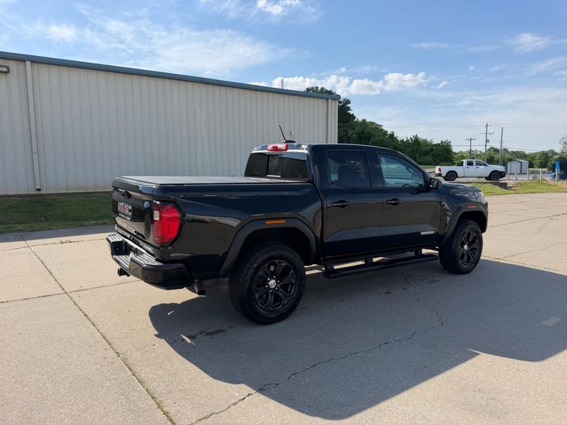GMC Canyon Vehicle Full-screen Gallery Image 3