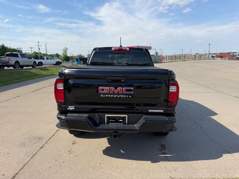 GMC Canyon Vehicle Full-screen Gallery Image 4