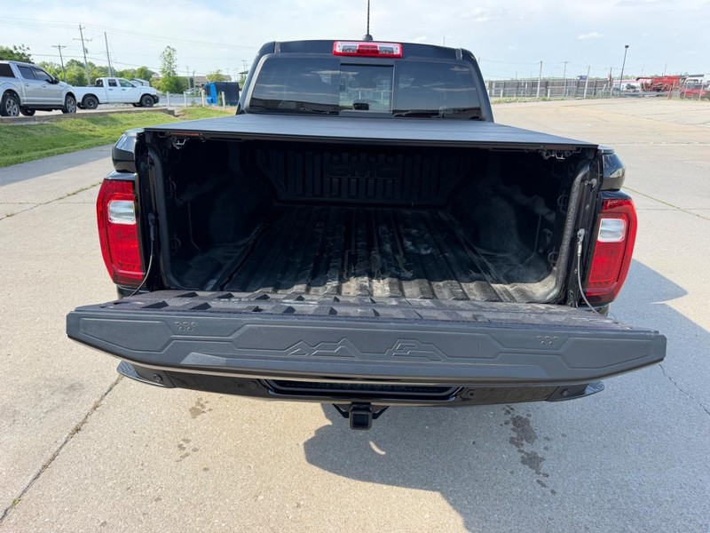 GMC Canyon Vehicle Full-screen Gallery Image 5