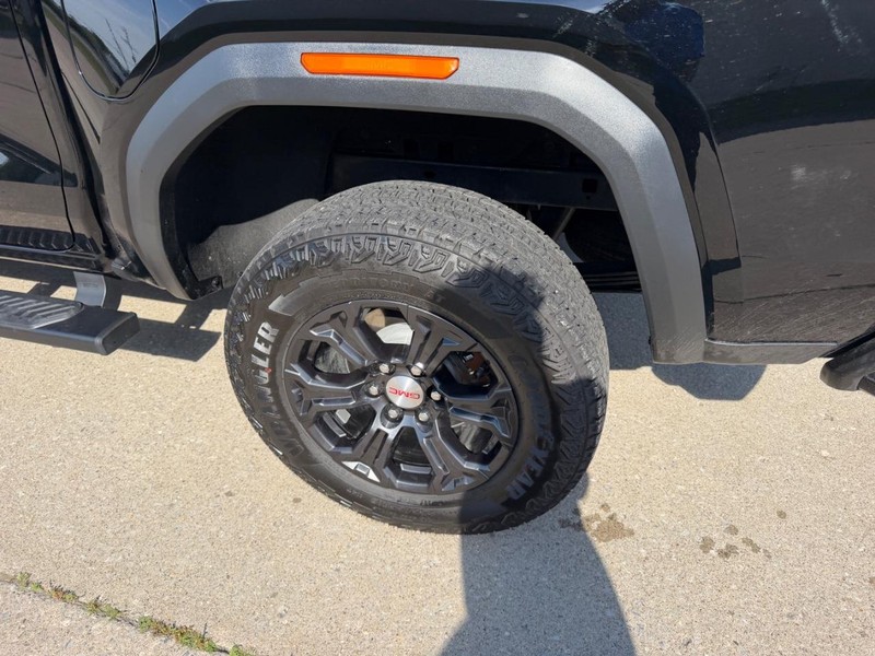GMC Canyon Vehicle Full-screen Gallery Image 6