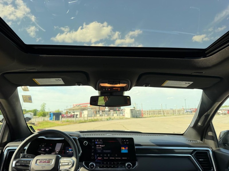 GMC Canyon Vehicle Full-screen Gallery Image 8
