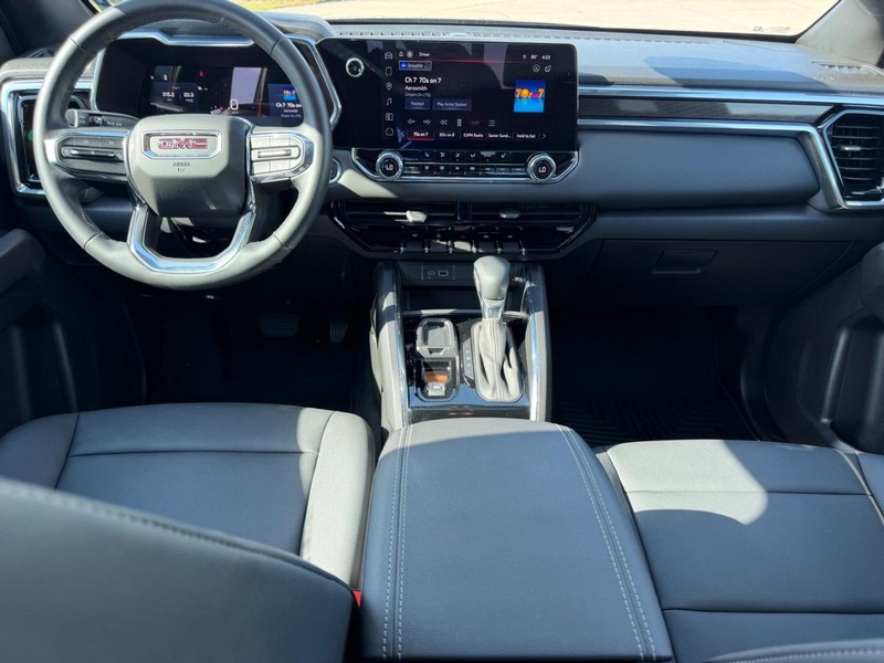 GMC Canyon Vehicle Full-screen Gallery Image 9