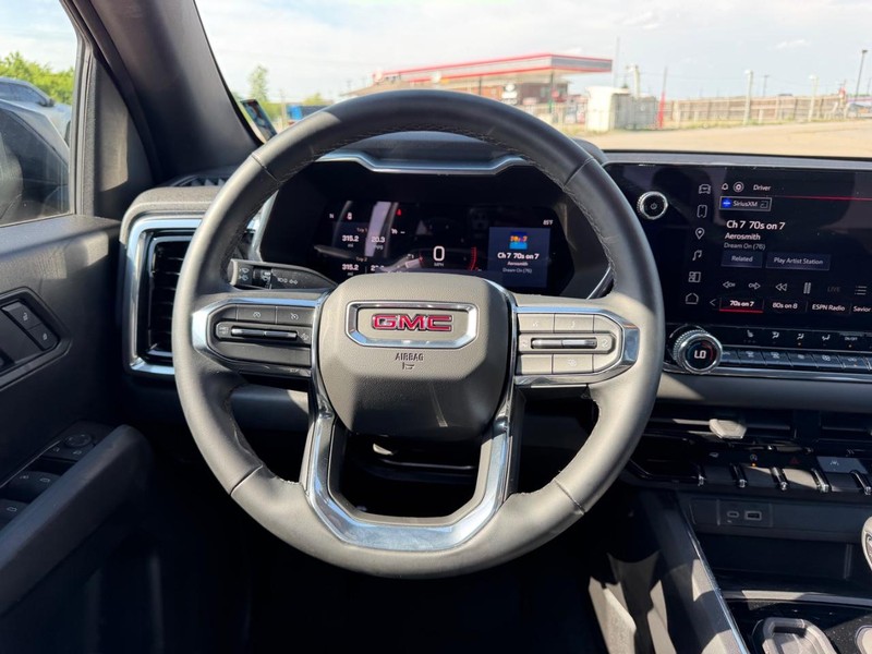 GMC Canyon Vehicle Full-screen Gallery Image 10
