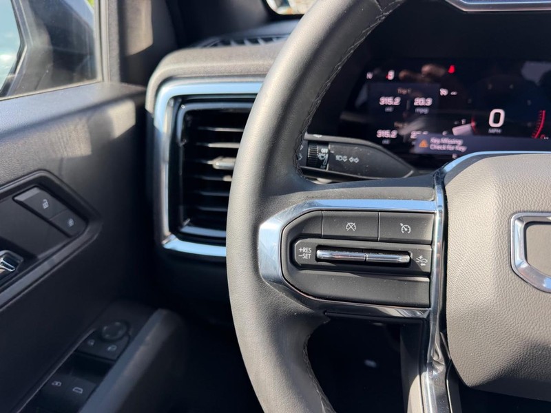 GMC Canyon Vehicle Full-screen Gallery Image 11