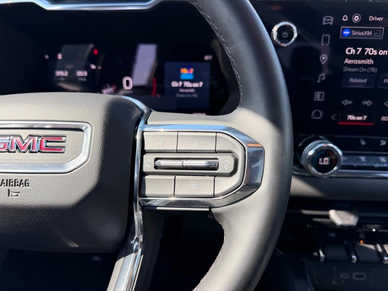 GMC Canyon Vehicle Full-screen Gallery Image 12