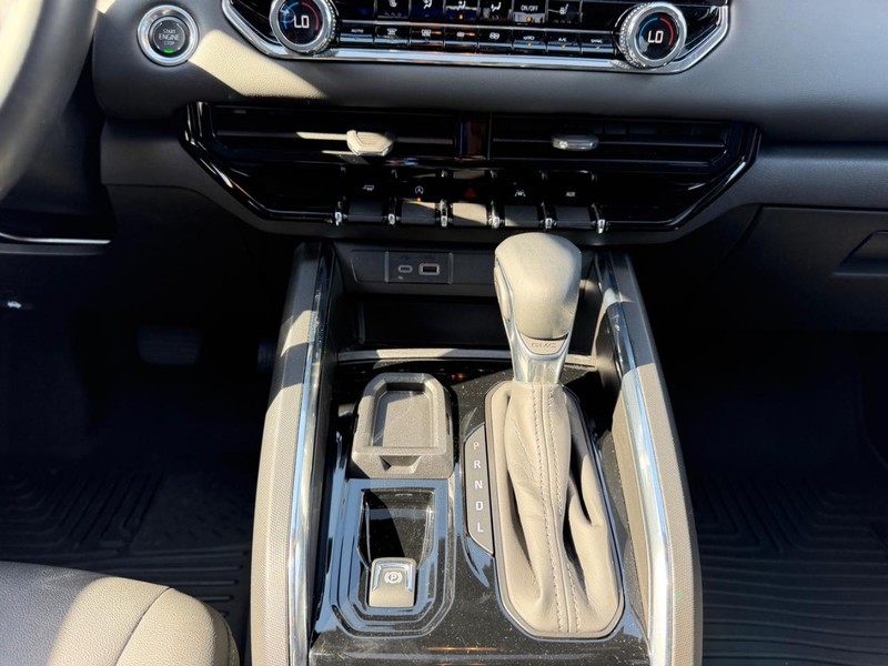 GMC Canyon Vehicle Full-screen Gallery Image 15