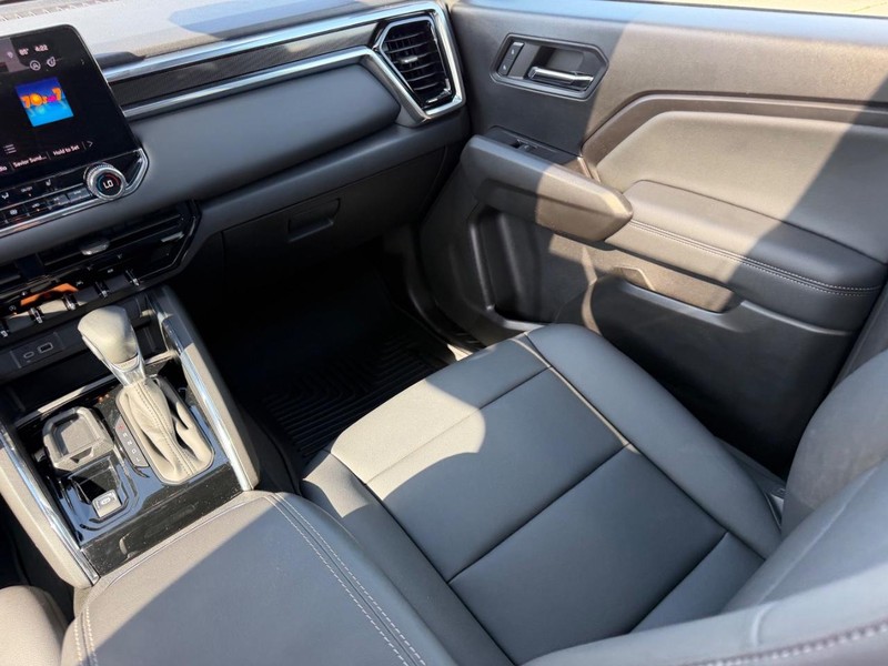 GMC Canyon Vehicle Full-screen Gallery Image 16