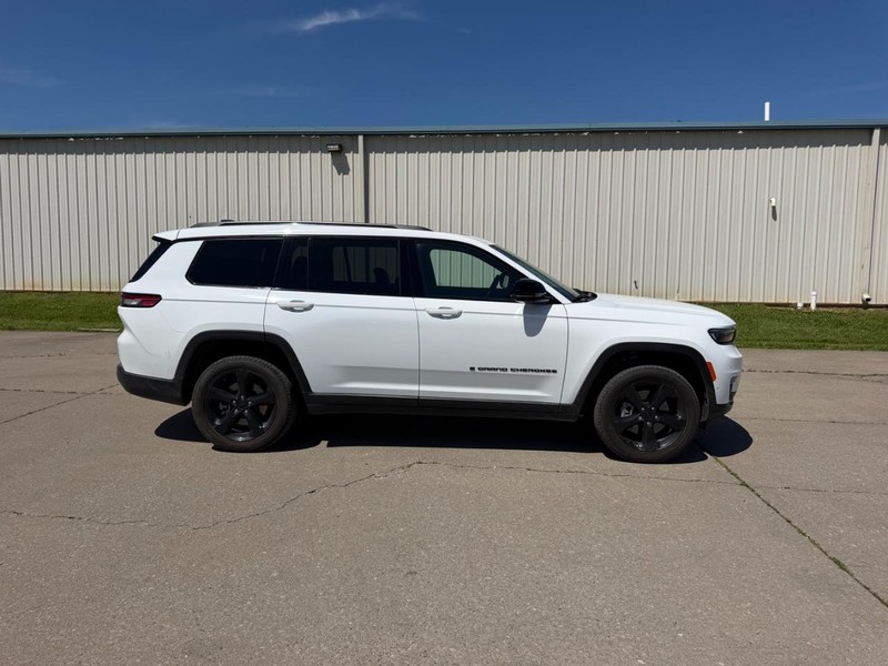 Jeep Grand Cherokee L Vehicle Full-screen Gallery Image 2