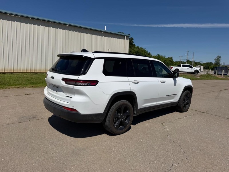 Jeep Grand Cherokee L Vehicle Full-screen Gallery Image 3