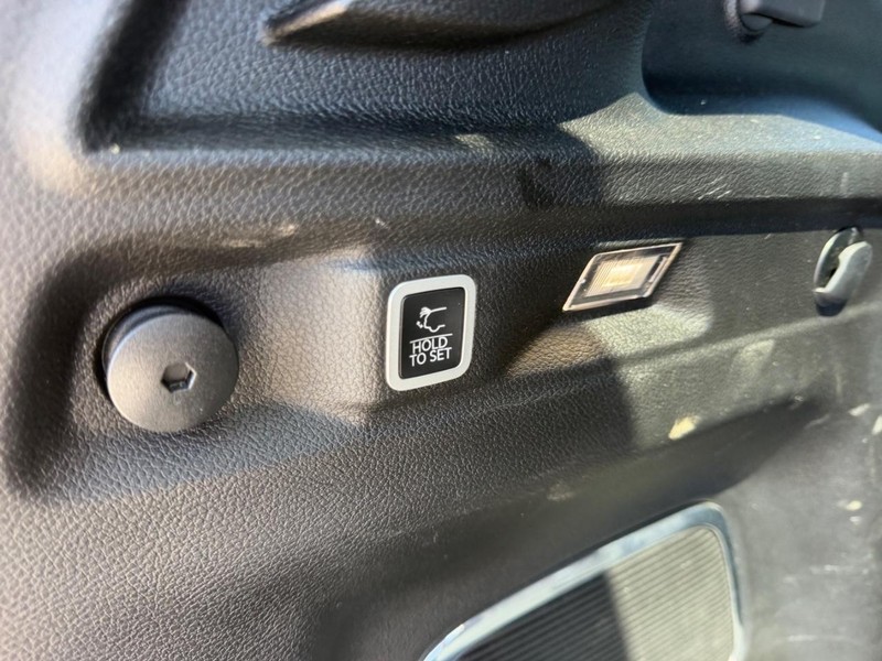 Jeep Grand Cherokee L Vehicle Full-screen Gallery Image 6