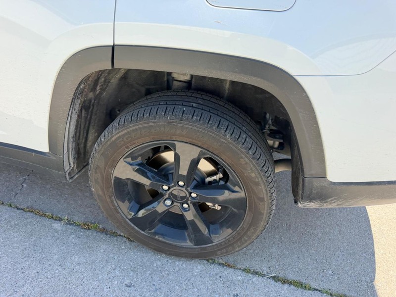 Jeep Grand Cherokee L Vehicle Full-screen Gallery Image 7