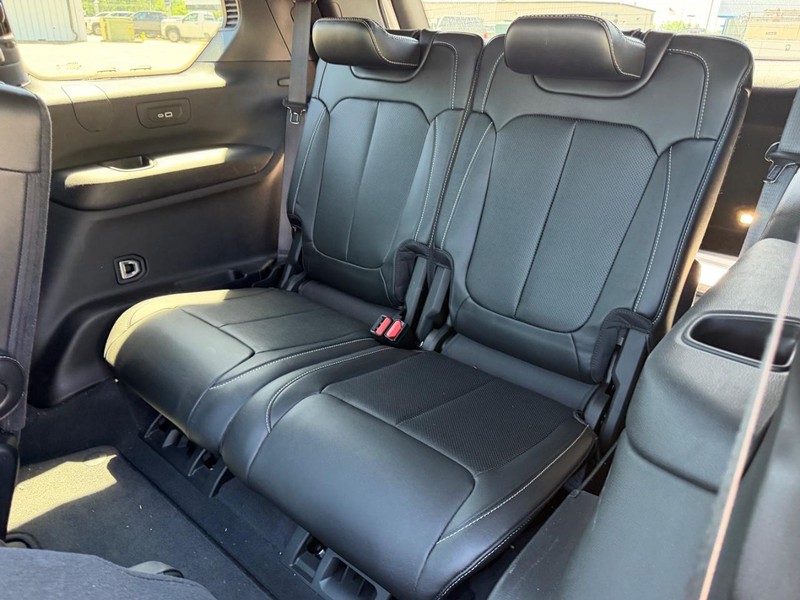 Jeep Grand Cherokee L Vehicle Full-screen Gallery Image 8