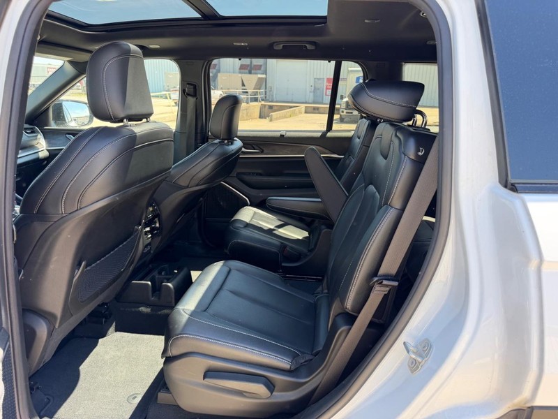 Jeep Grand Cherokee L Vehicle Full-screen Gallery Image 9