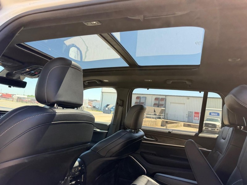 Jeep Grand Cherokee L Vehicle Full-screen Gallery Image 10