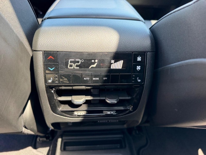 Jeep Grand Cherokee L Vehicle Full-screen Gallery Image 11