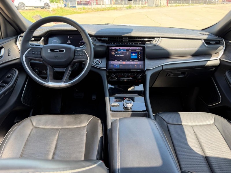 Jeep Grand Cherokee L Vehicle Full-screen Gallery Image 12