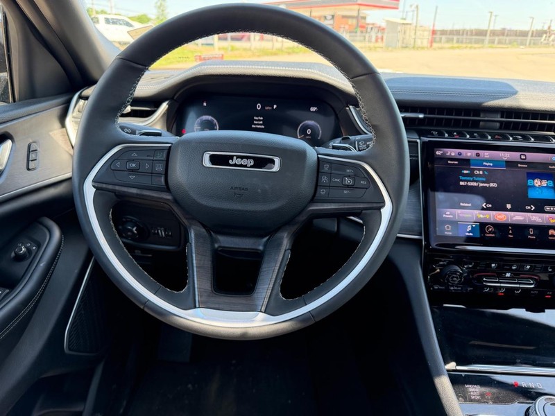Jeep Grand Cherokee L Vehicle Full-screen Gallery Image 13