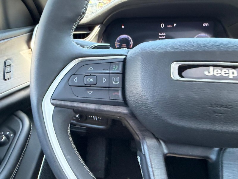 Jeep Grand Cherokee L Vehicle Full-screen Gallery Image 14