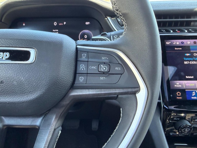 Jeep Grand Cherokee L Vehicle Full-screen Gallery Image 15