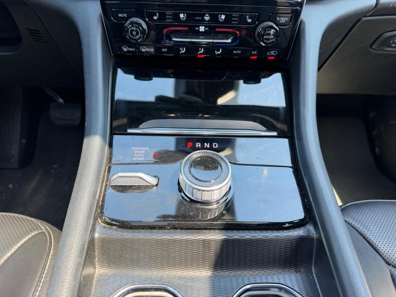 Jeep Grand Cherokee L Vehicle Full-screen Gallery Image 18