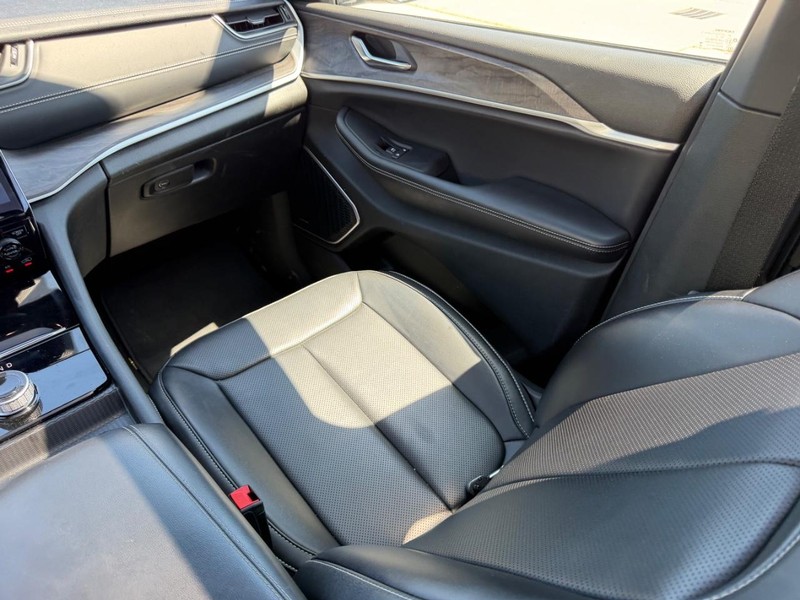 Jeep Grand Cherokee L Vehicle Full-screen Gallery Image 19
