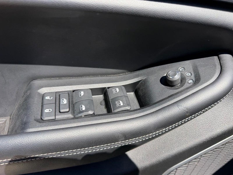 Jeep Grand Cherokee L Vehicle Full-screen Gallery Image 20