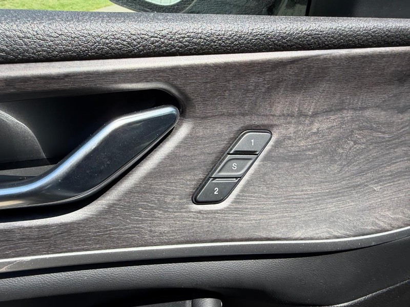 Jeep Grand Cherokee L Vehicle Full-screen Gallery Image 21