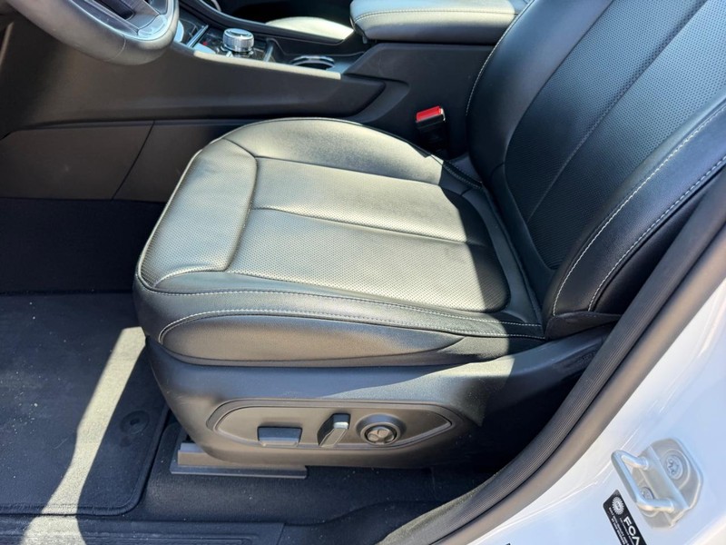 Jeep Grand Cherokee L Vehicle Full-screen Gallery Image 22