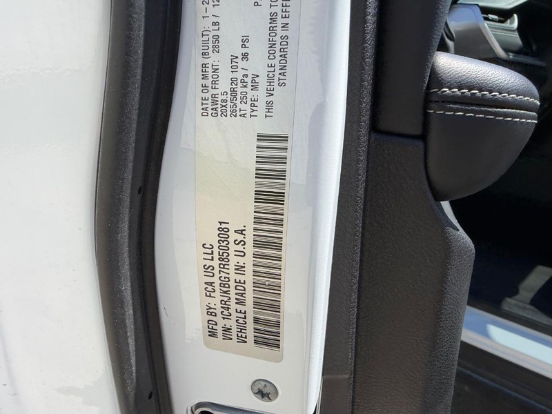 Jeep Grand Cherokee L Vehicle Full-screen Gallery Image 25