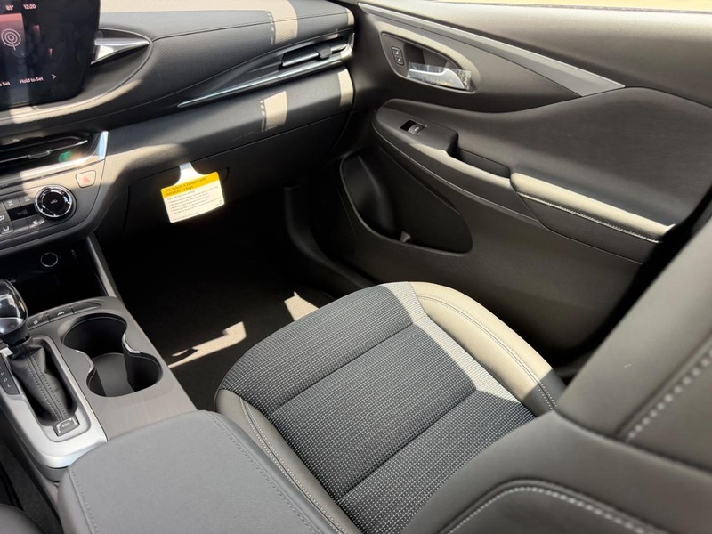 Buick Envista Vehicle Full-screen Gallery Image 15