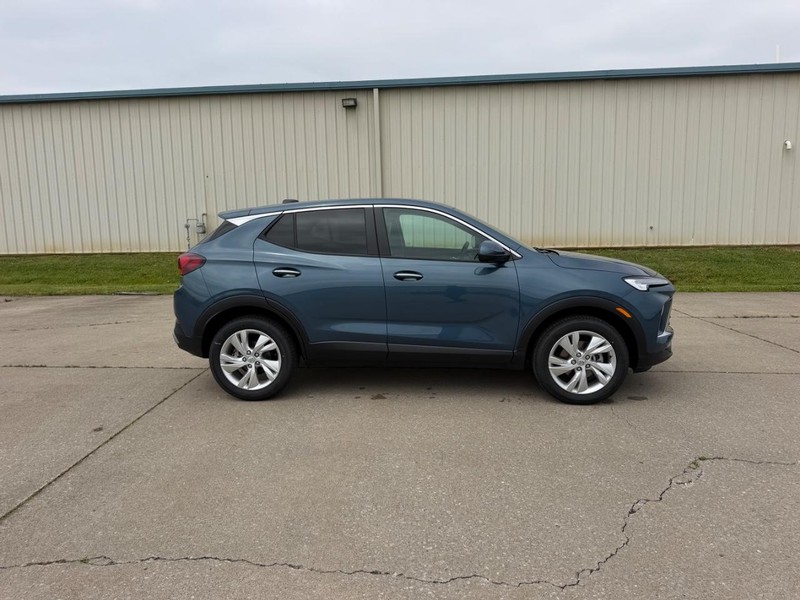 Buick Encore GX Vehicle Full-screen Gallery Image 2