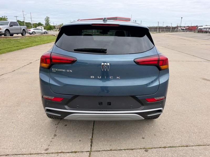 Buick Encore GX Vehicle Full-screen Gallery Image 4