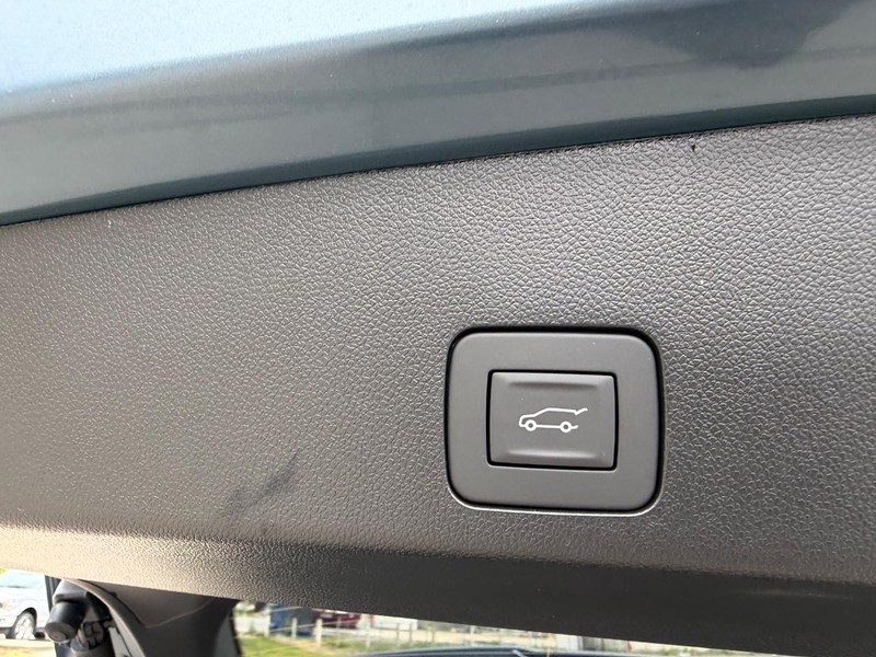 Buick Encore GX Vehicle Full-screen Gallery Image 6