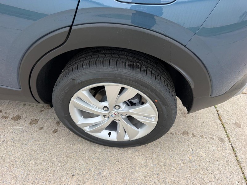 Buick Encore GX Vehicle Full-screen Gallery Image 7