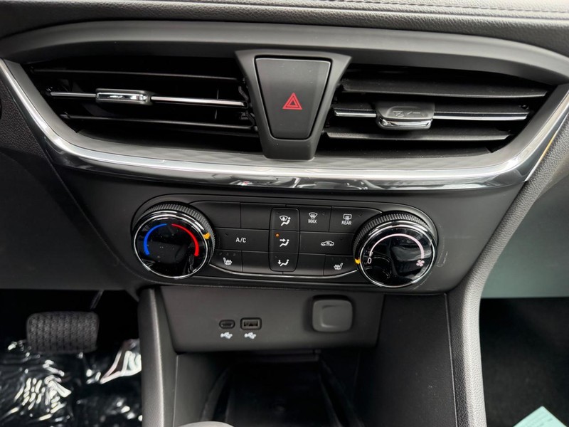 Buick Encore GX Vehicle Full-screen Gallery Image 14