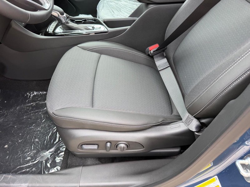 Buick Encore GX Vehicle Full-screen Gallery Image 18