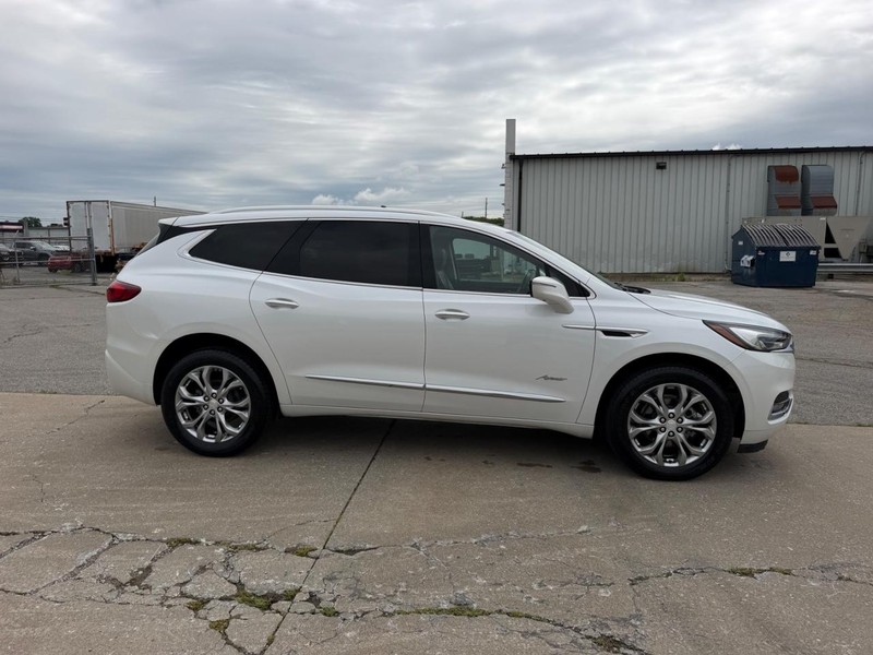 Buick Enclave Vehicle Full-screen Gallery Image 2