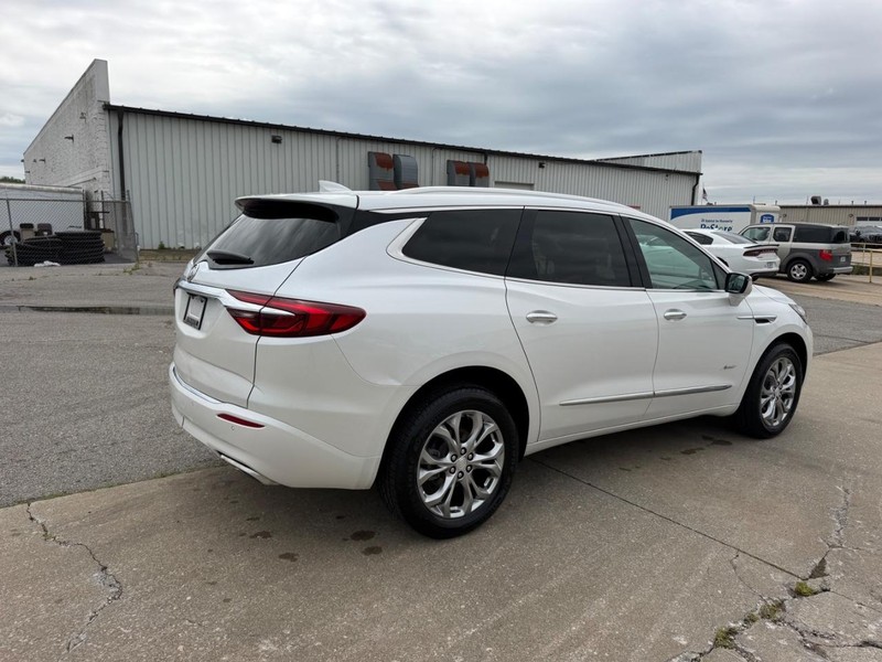Buick Enclave Vehicle Full-screen Gallery Image 3