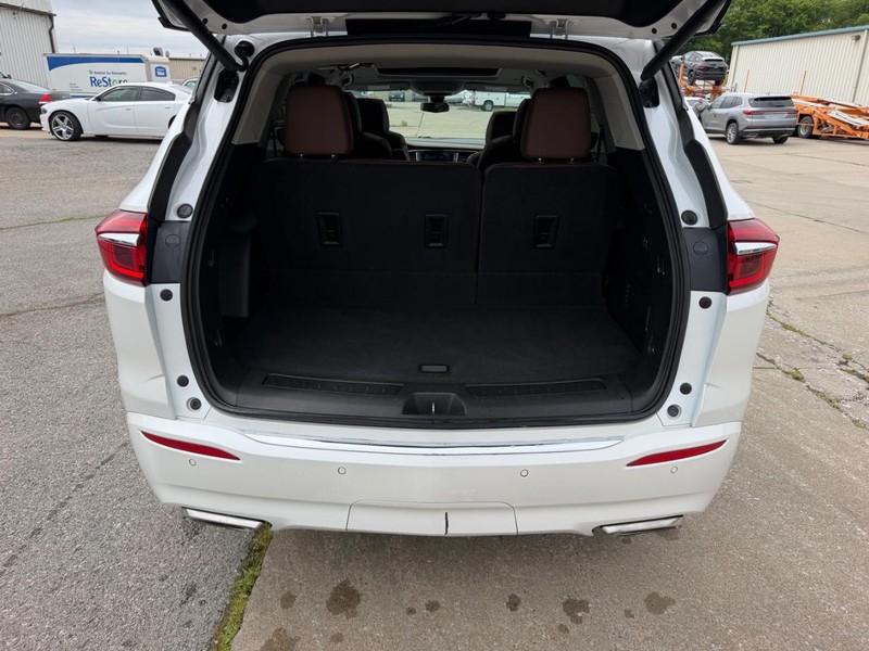 Buick Enclave Vehicle Full-screen Gallery Image 5
