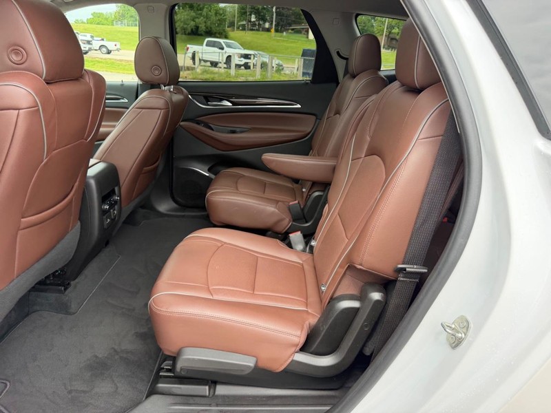 Buick Enclave Vehicle Full-screen Gallery Image 9