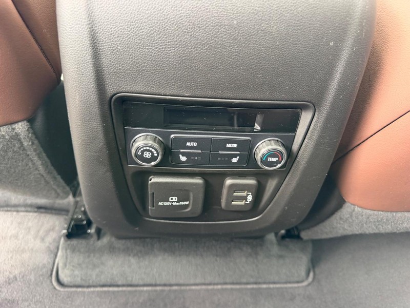 Buick Enclave Vehicle Full-screen Gallery Image 11