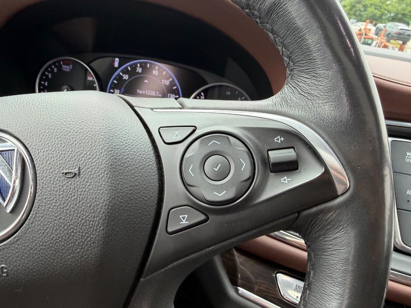 Buick Enclave Vehicle Full-screen Gallery Image 15
