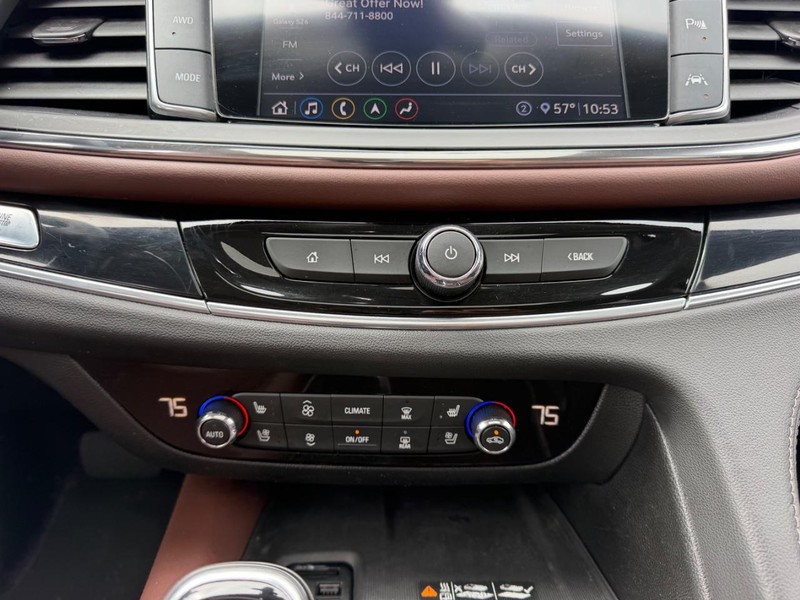 Buick Enclave Vehicle Full-screen Gallery Image 17
