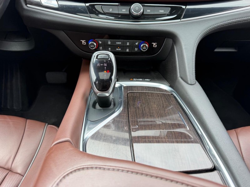 Buick Enclave Vehicle Full-screen Gallery Image 18